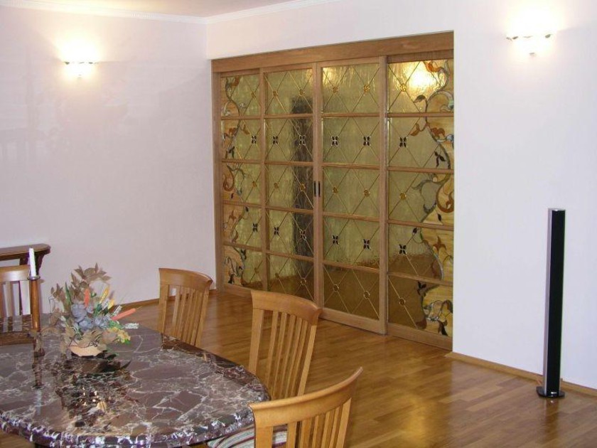 Перегородка для гостиной с цветным стеклом и декоративными вставками Краснодар