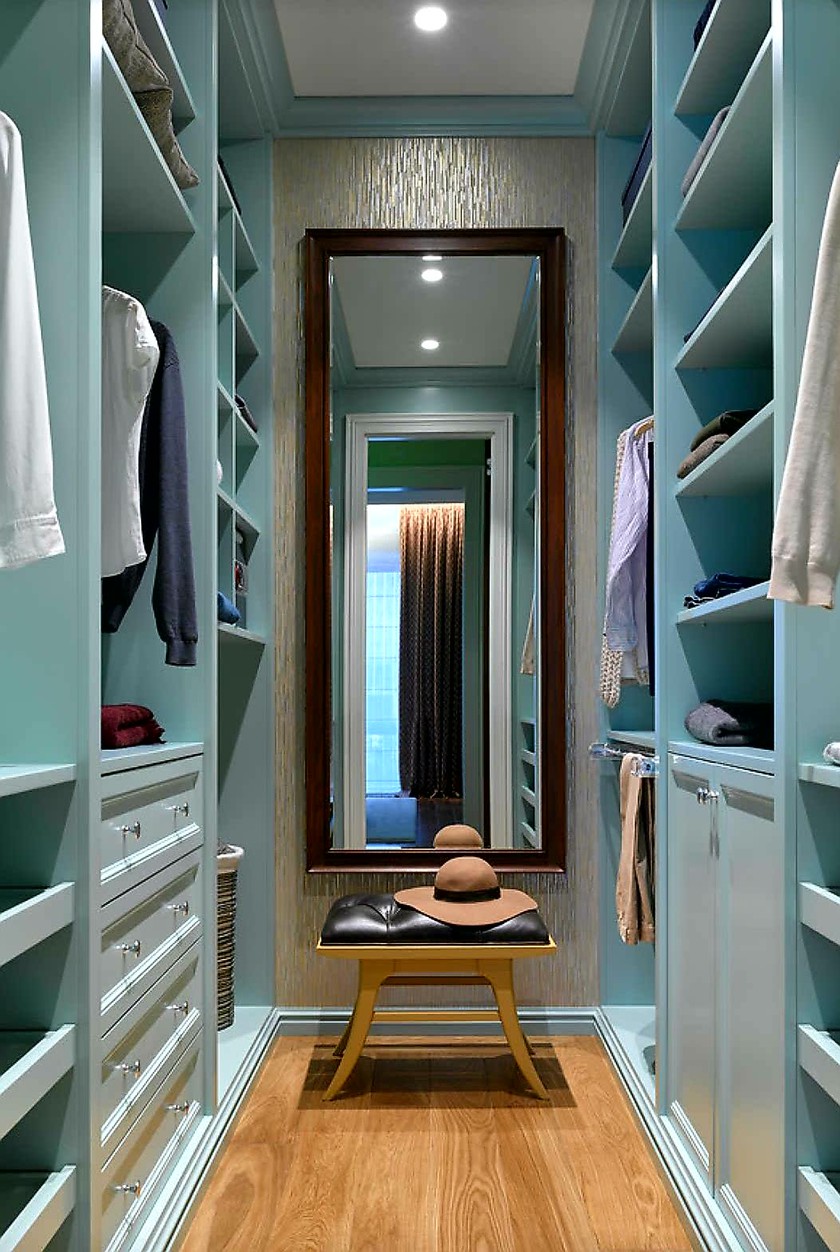 Параллельная гардеробная комната с большим зеркалом Краснодар