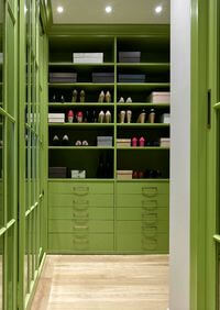Г-образная гардеробная комната в зеленом цвете Краснодар
