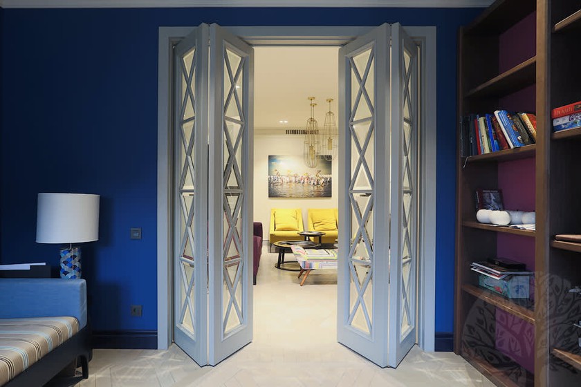 Двери гармошка  для гостиной со стеклами с разделителями Краснодар