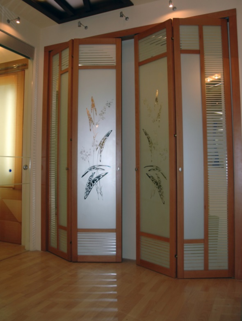 Широкие двери гармошка с матовым стеклом и рисунком Краснодар
