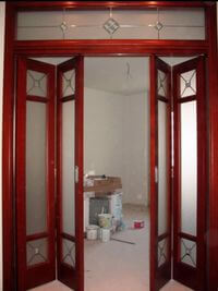 Дверь гармошка с декоративными стеклянными вставками Краснодар
